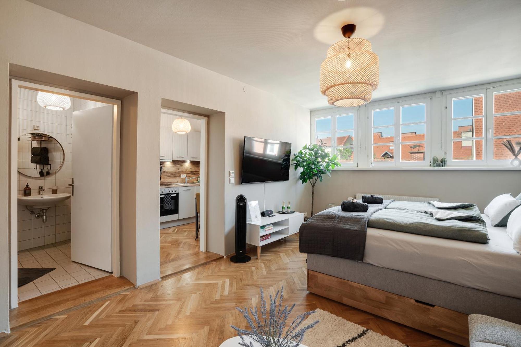 Boho Design Studio - Historic City Center With Free Parking & Aircon By Hero Homes Graz Exterior photo
